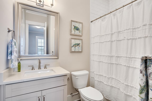 bathroom featuring a shower with shower curtain, vanity, and toilet