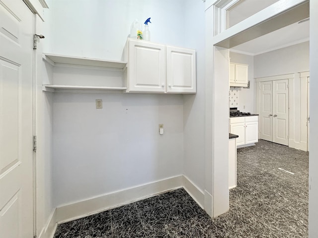 laundry room featuring baseboards and ornamental molding