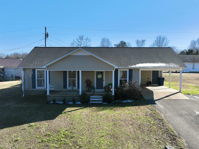 view of front of home featuring a porch, an attached carport, a shingled roof, driveway, and a front lawn