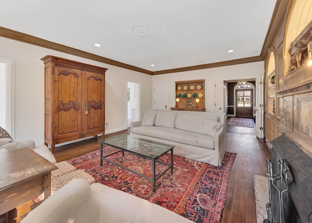 living area with recessed lighting, dark wood-style flooring, crown molding, and baseboards