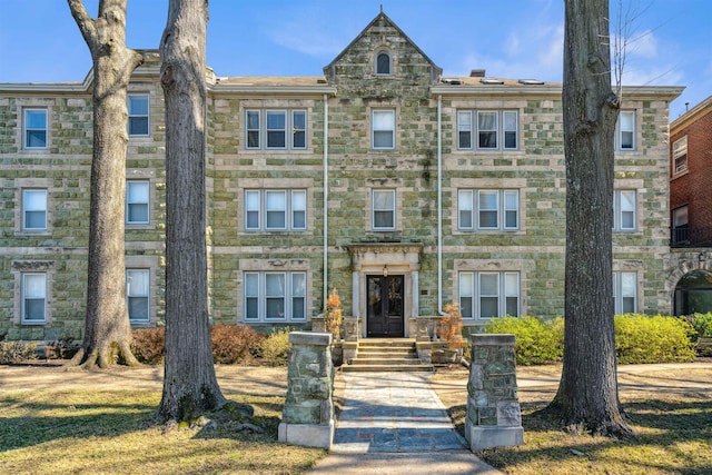 townhome / multi-family property with stone siding