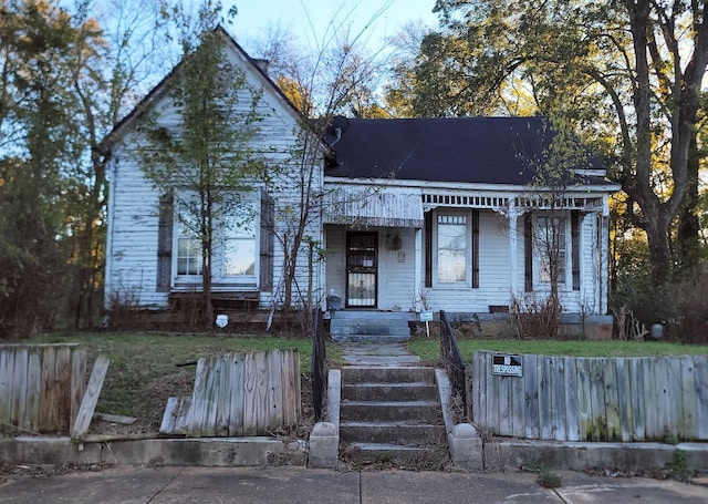 view of front facade featuring a fenced front yard