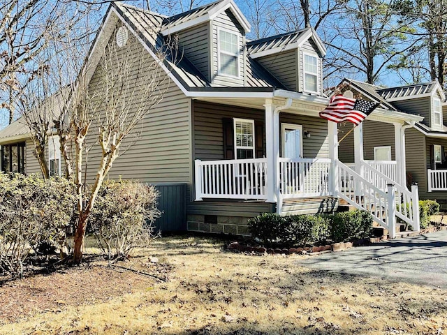 new england style home with a porch