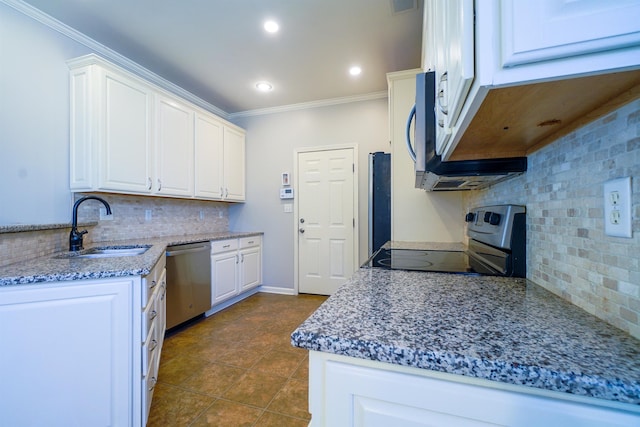 kitchen featuring stainless steel appliances, ornamental molding, a sink, and white cabinets