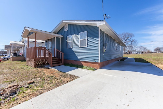 manufactured / mobile home featuring crawl space and driveway