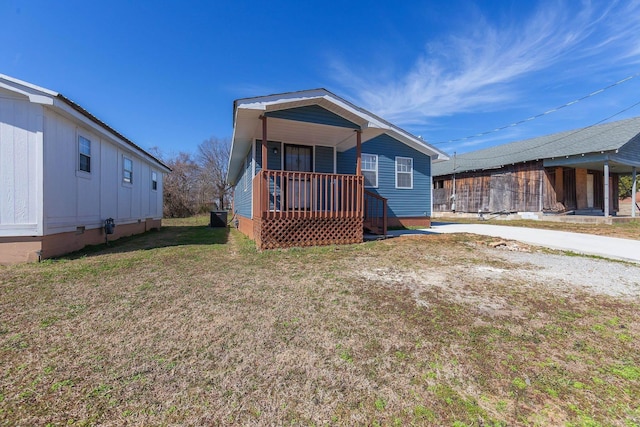 view of front of house with a porch and a front yard