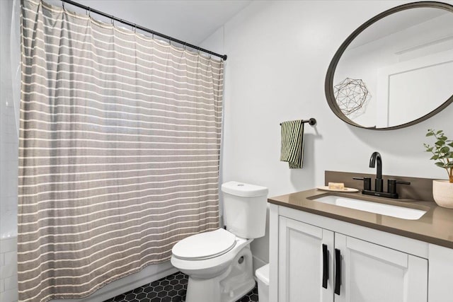 full bathroom featuring vanity, toilet, and a shower with curtain