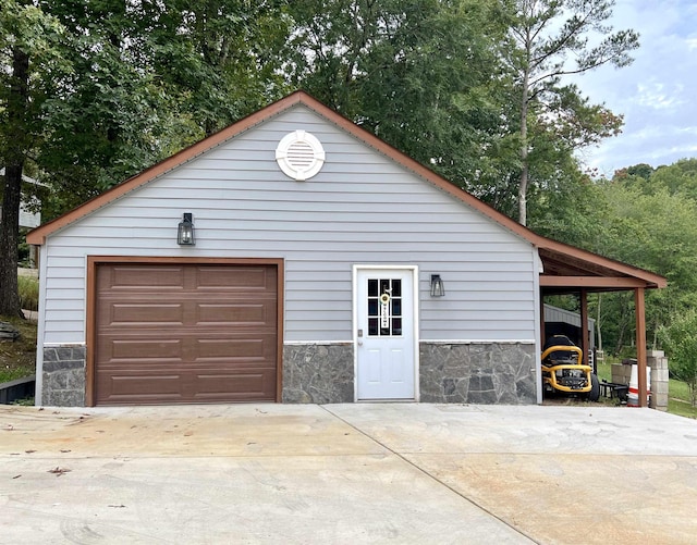 detached garage featuring concrete driveway