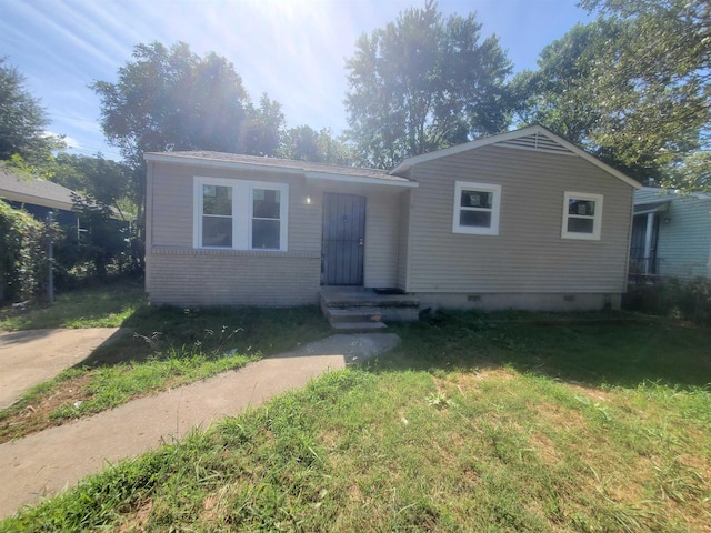 view of front of home featuring crawl space, brick siding, and a front yard