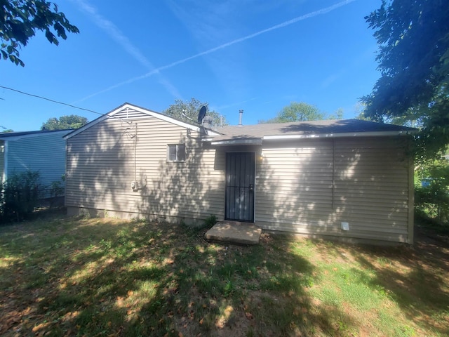 back of house featuring a lawn