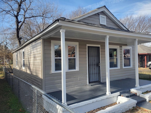 view of front of house with covered porch and fence