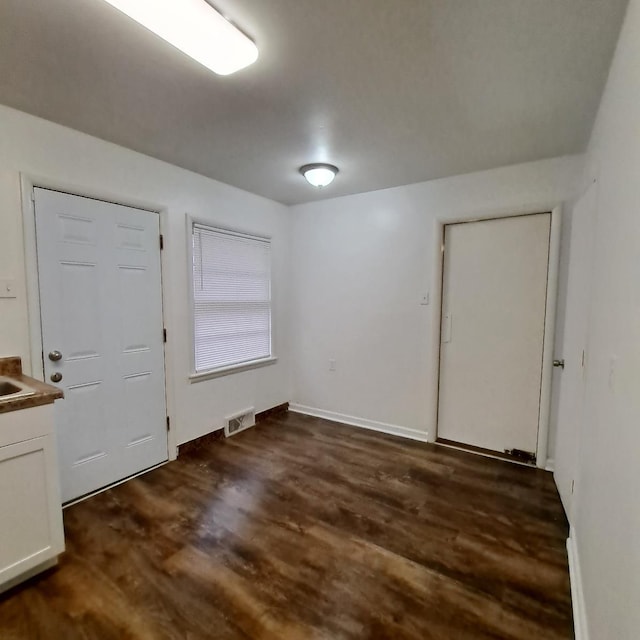 entryway featuring visible vents and dark wood-type flooring