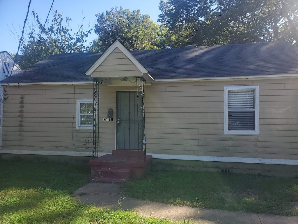 view of front of home featuring entry steps and roof with shingles