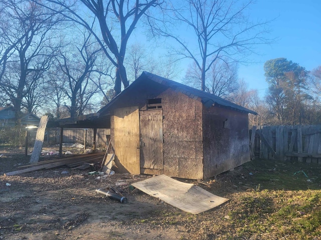 view of outdoor structure with fence and an outdoor structure