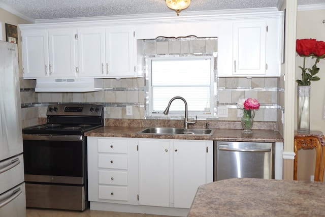 kitchen featuring under cabinet range hood, stainless steel appliances, a sink, white cabinetry, and ornamental molding