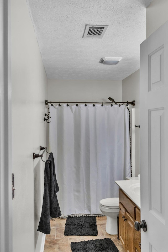 full bathroom with a textured ceiling, curtained shower, toilet, vanity, and visible vents