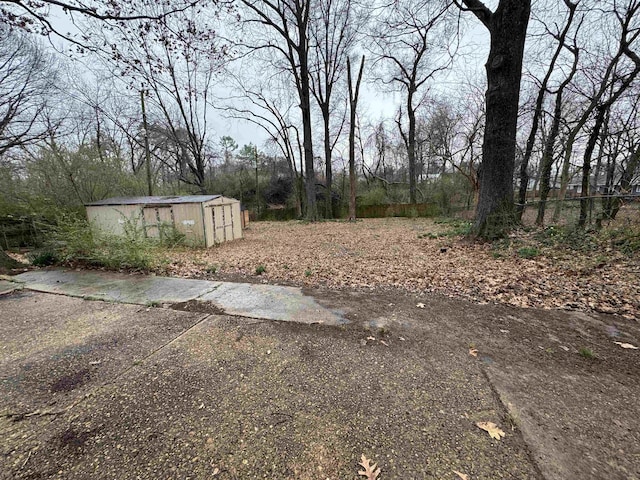 view of yard featuring an outbuilding