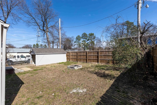 view of yard featuring a fenced backyard and an outbuilding