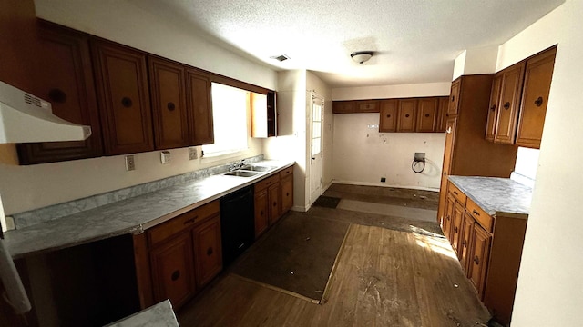 kitchen with a textured ceiling, a sink, visible vents, dark wood-style floors, and dishwasher