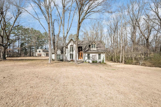 view of front of property featuring driveway