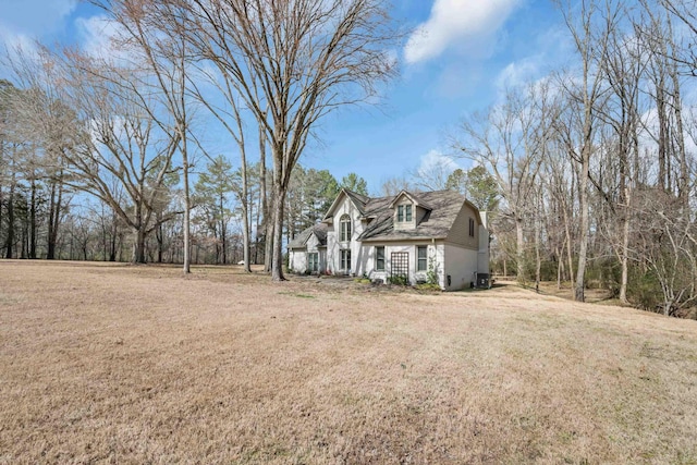 cape cod house featuring a front lawn