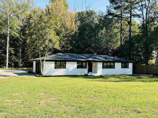 view of front of house featuring a front lawn and fence