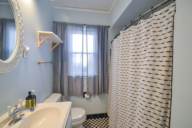 full bath featuring crown molding, a shower with shower curtain, a sink, and toilet