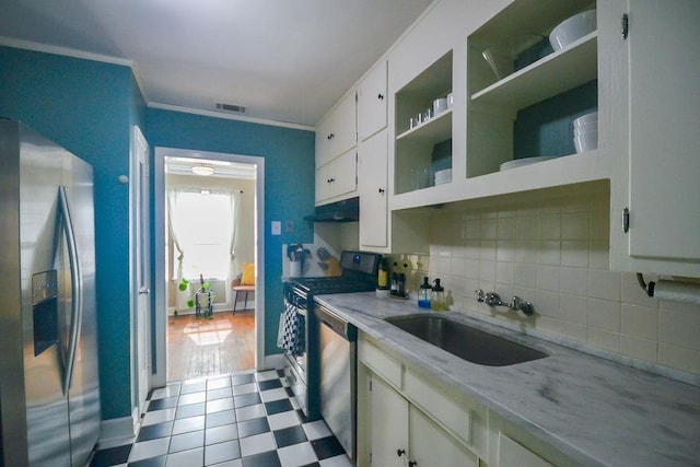 kitchen featuring crown molding, visible vents, backsplash, appliances with stainless steel finishes, and a sink