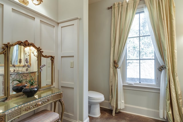 bathroom featuring toilet and baseboards