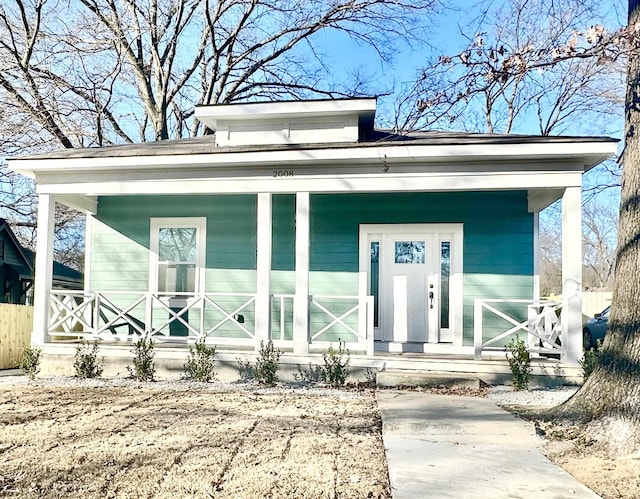 view of front of property featuring covered porch