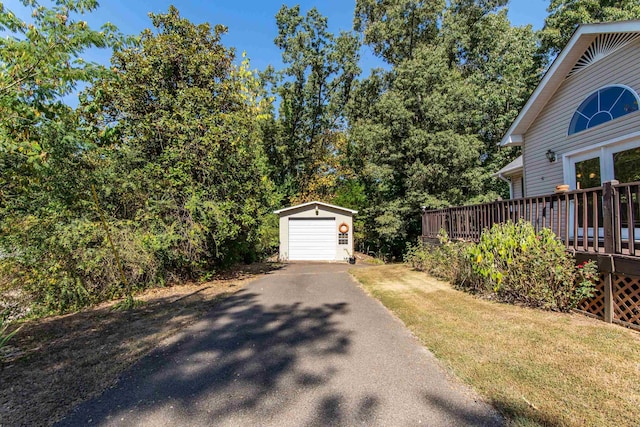 detached garage featuring aphalt driveway