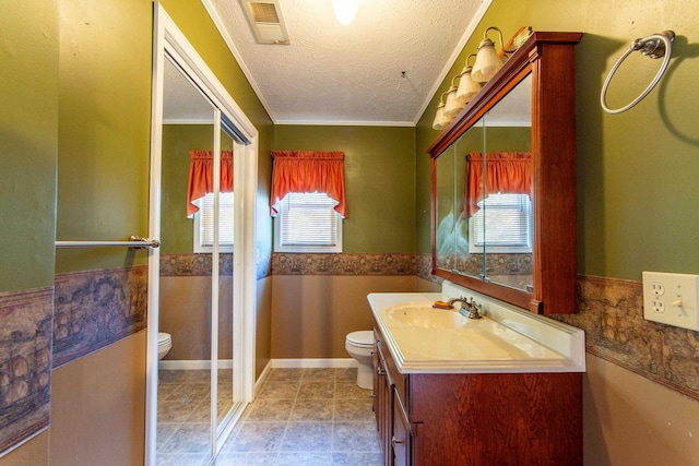 full bathroom featuring toilet, plenty of natural light, visible vents, and a textured ceiling