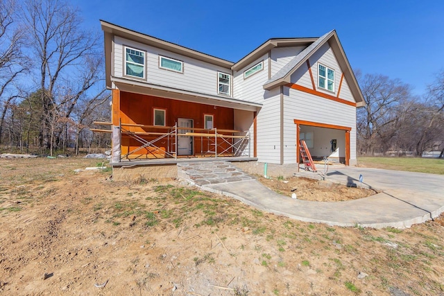 view of front facade featuring driveway and an attached garage