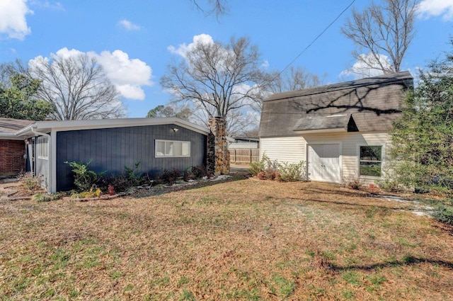 view of yard featuring an outbuilding