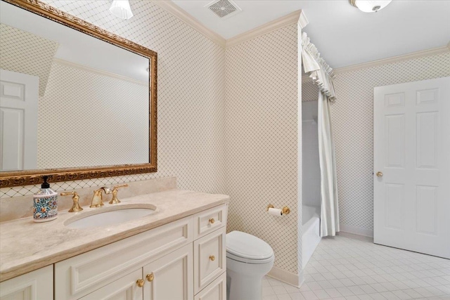 full bath featuring toilet, wallpapered walls, visible vents, and crown molding