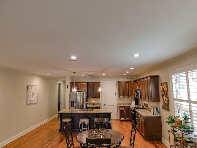 dining space featuring recessed lighting, visible vents, baseboards, light wood finished floors, and crown molding