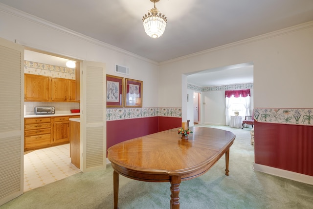 dining space with visible vents, light carpet, and wallpapered walls