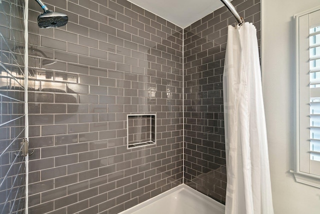 bathroom featuring a tile shower