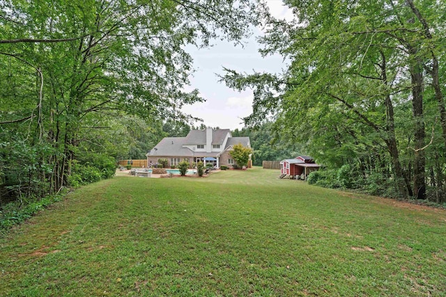 view of yard with an outbuilding