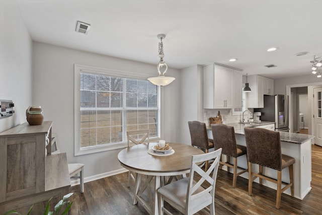 dining area featuring dark wood-style floors, recessed lighting, visible vents, and baseboards