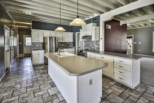 kitchen featuring a kitchen island with sink, under cabinet range hood, a sink, visible vents, and appliances with stainless steel finishes