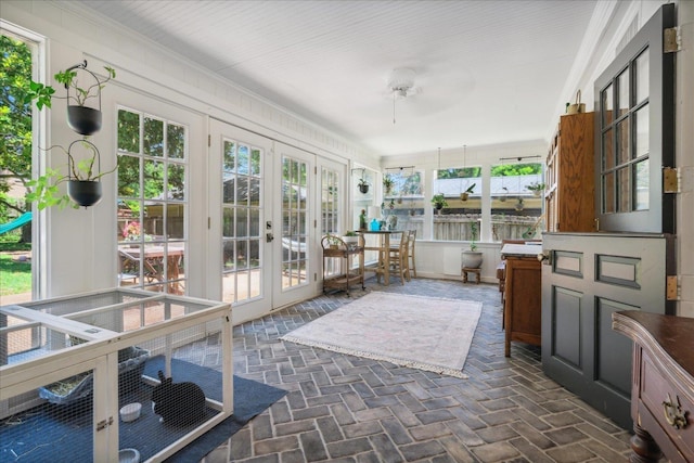 sunroom / solarium with a ceiling fan