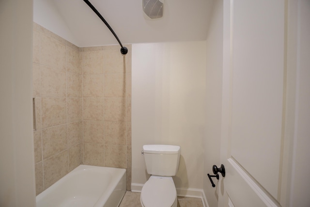 full bathroom featuring baseboards, shower / bathing tub combination, visible vents, and toilet