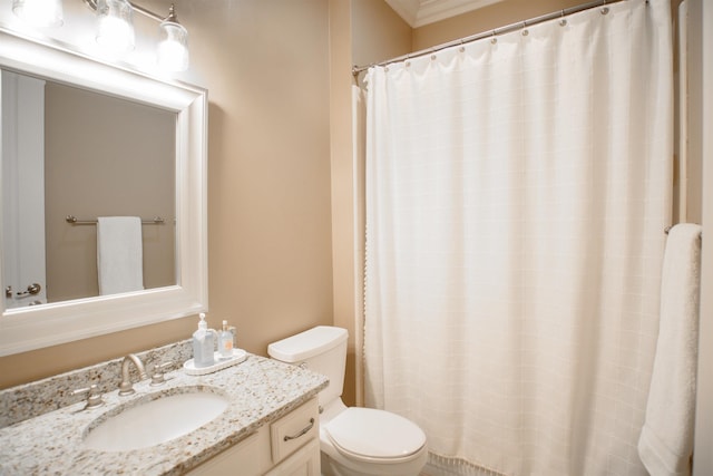 full bathroom featuring a shower with shower curtain, vanity, and toilet