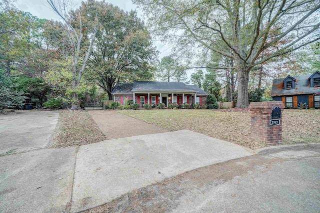 view of front facade with fence and driveway