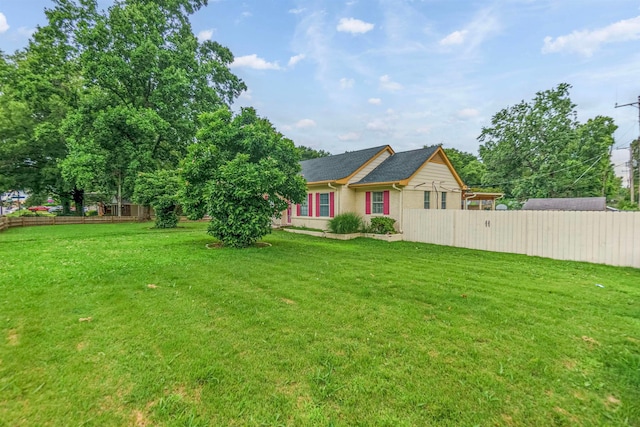 view of front facade with fence and a front lawn