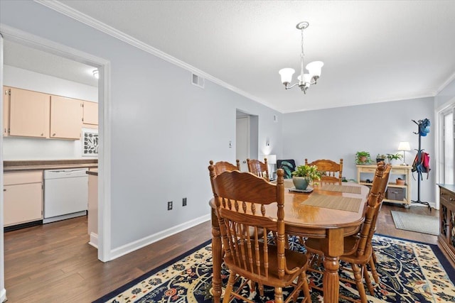 dining area featuring dark wood-style flooring, a notable chandelier, visible vents, ornamental molding, and baseboards