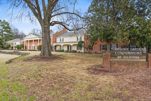 view of front facade with a front lawn