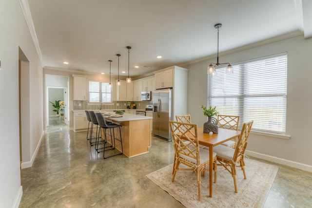 dining space featuring recessed lighting, crown molding, baseboards, and concrete floors