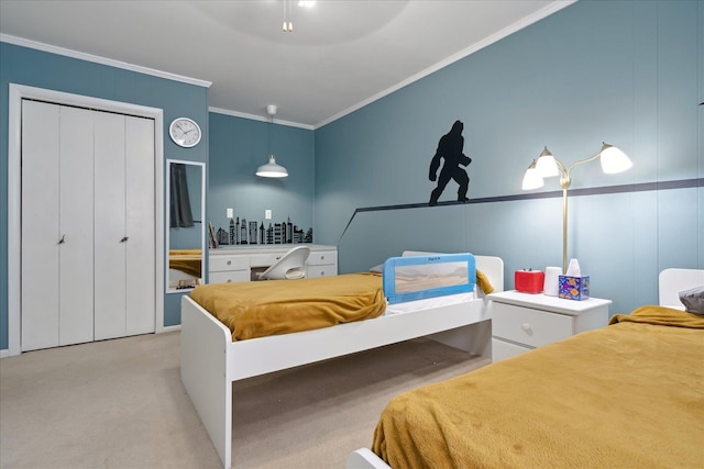 bedroom featuring light carpet, a closet, a ceiling fan, and crown molding